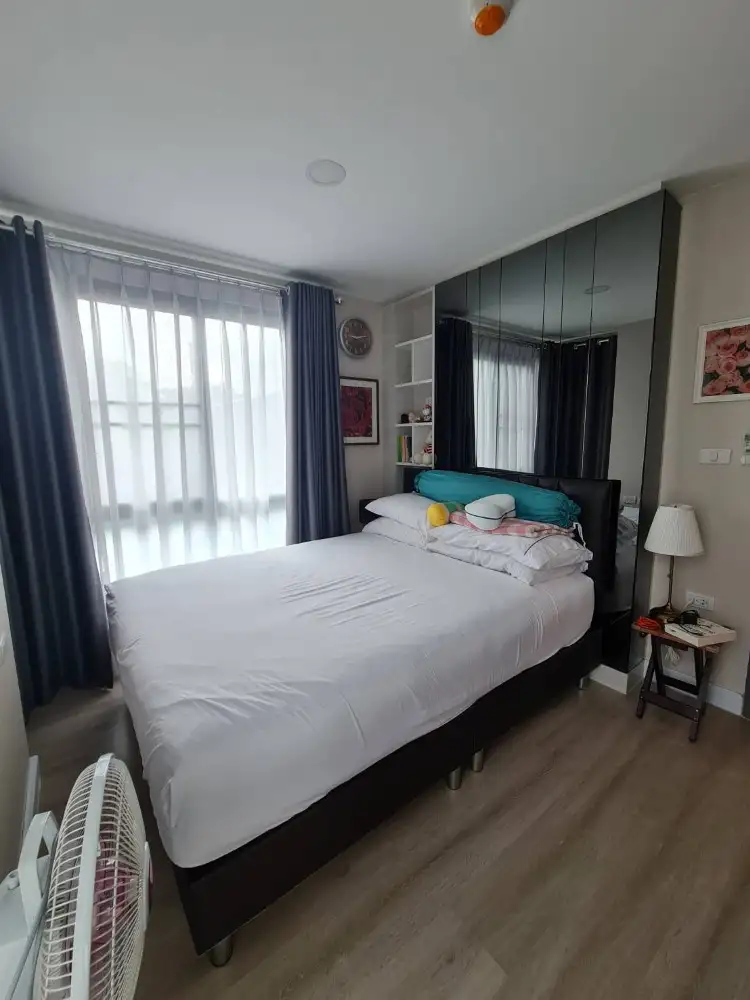 ห้องหัวมุม 2 ห้องนอน 2 น้องน้ำ เนื้อที่ 58 ตรม. ชั้น 2 ให้เช่า ตกแต่งใหม่ เฟอร์ครบ หิ้วกระเป๋าเข้าอยู่ได้เลย มีความเป็นส่วนตัวไม่มีพนังติดห้องใดเลย